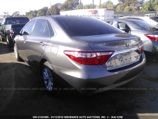 4T4BF1FKXFR477740 - 2015 TOYOTA CAMRY LE/XLE/SE/XSE GRAY photo 3