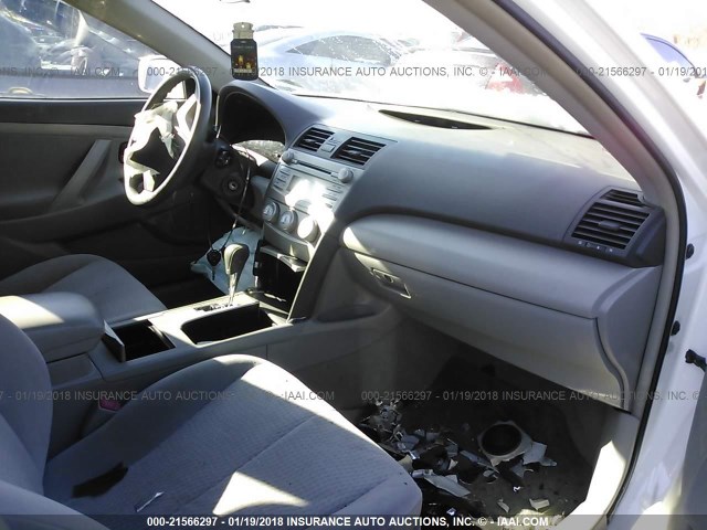 4T4BF3EK5BR192760 - 2011 TOYOTA CAMRY SE/LE/XLE WHITE photo 5
