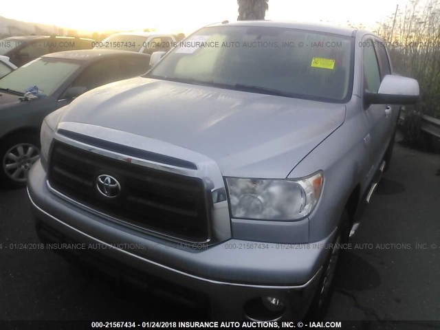 5TFEY5F17DX138076 - 2013 TOYOTA TUNDRA CREWMAX SR5 GRAY photo 2