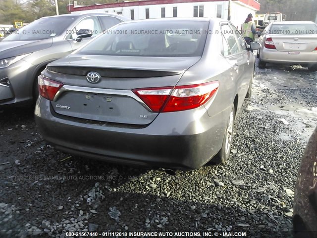 4T1BF1FKXHU358437 - 2017 TOYOTA CAMRY LE/XLE/SE/XSE GRAY photo 4