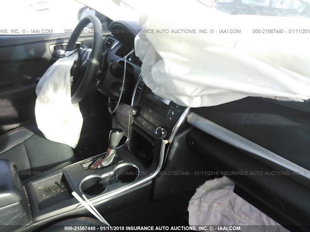 4T1BF1FKXHU358437 - 2017 TOYOTA CAMRY LE/XLE/SE/XSE GRAY photo 5