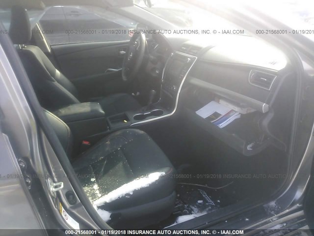 4T1BF1FK9HU281236 - 2017 TOYOTA CAMRY LE/XLE/SE/XSE 灰色 照片 5