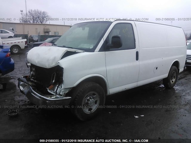 1GCHG35K181133933 - 2008 CHEVROLET EXPRESS G3500  WHITE photo 2