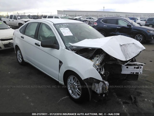 1FAHP35N18W244226 - 2008 FORD FOCUS SE/SEL/SES WHITE photo 1