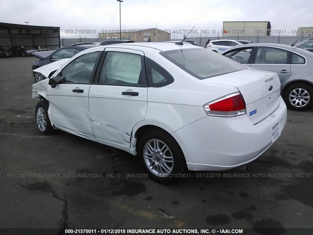 1FAHP35N18W244226 - 2008 FORD FOCUS SE/SEL/SES WHITE photo 3