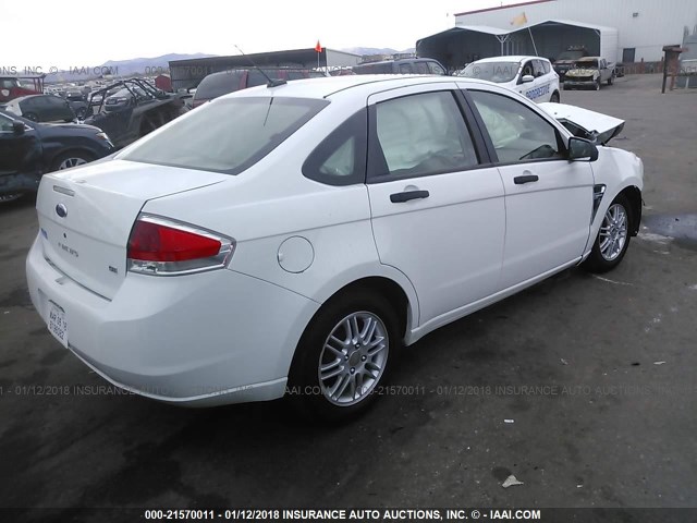 1FAHP35N18W244226 - 2008 FORD FOCUS SE/SEL/SES WHITE photo 4