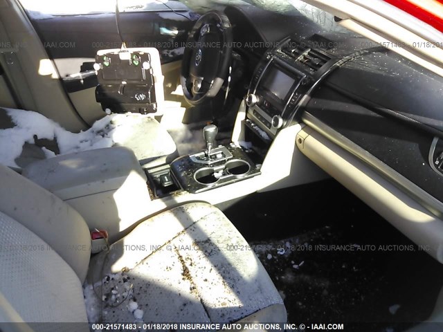 4T4BF1FK2CR200883 - 2012 TOYOTA CAMRY SE/LE/XLE წითელი ფოტო 5