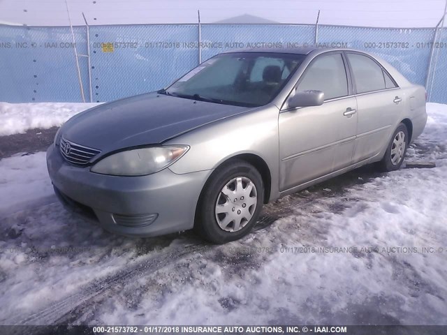 4T1BE32K15U633726 - 2005 TOYOTA CAMRY LE/XLE/SE ნაცრისფერი ფოტო 2