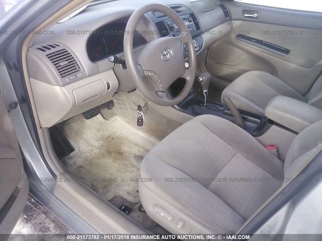 4T1BE32K15U633726 - 2005 TOYOTA CAMRY LE/XLE/SE ნაცრისფერი ფოტო 5