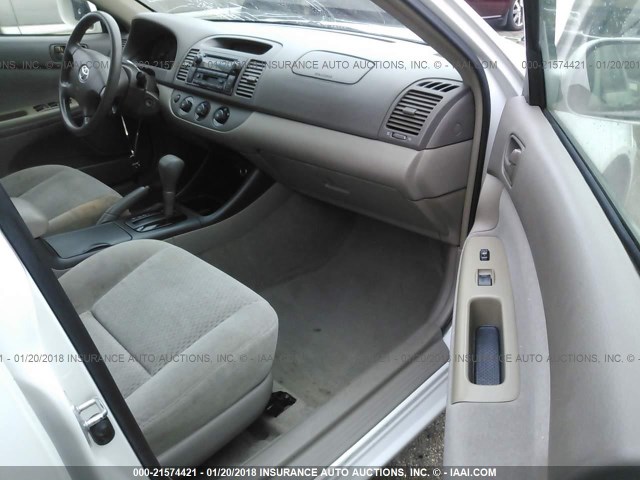 4T1BE32K54U371434 - 2004 TOYOTA CAMRY LE/XLE/SE თეთრი ფოტო 5