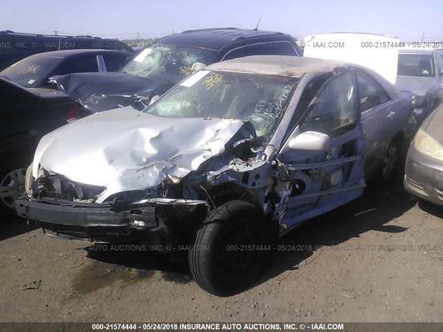 4T1BE32K22U554528 - 2002 TOYOTA CAMRY LE/XLE/SE ვერცხლისფერი ფოტო 2