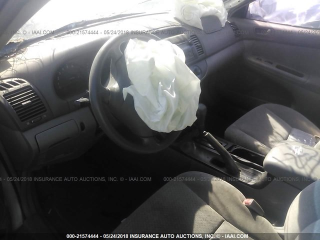 4T1BE32K22U554528 - 2002 TOYOTA CAMRY LE/XLE/SE ვერცხლისფერი ფოტო 5