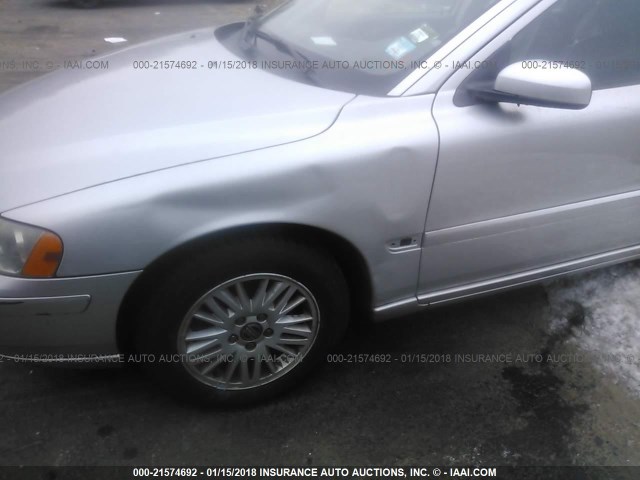 YV1SW640652486260 - 2005 VOLVO V70 SILVER photo 6