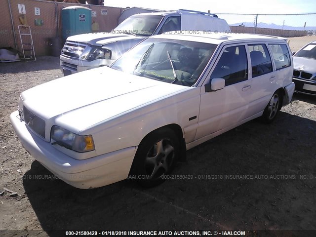 YV1LW5717S2134593 - 1995 VOLVO 850 WHITE photo 2