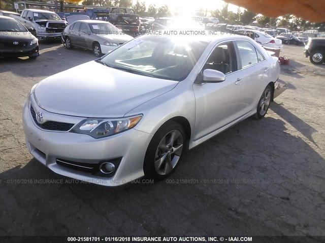 4T1BK1FK8EU024382 - 2014 TOYOTA CAMRY SE/XLE SILVER photo 2