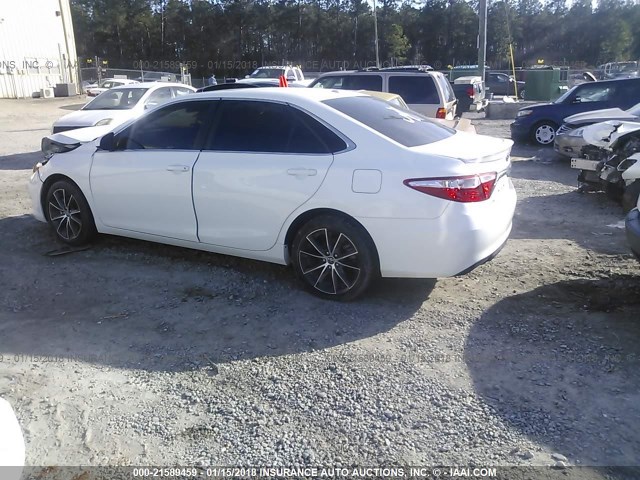 4T1BF1FK1FU956106 - 2015 TOYOTA CAMRY LE/XLE/SE/XSE Weiß Foto 3