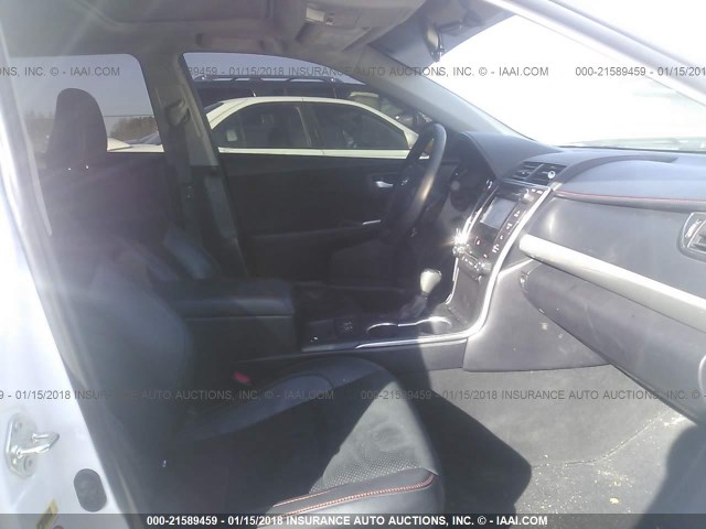 4T1BF1FK1FU956106 - 2015 TOYOTA CAMRY LE/XLE/SE/XSE Weiß Foto 5
