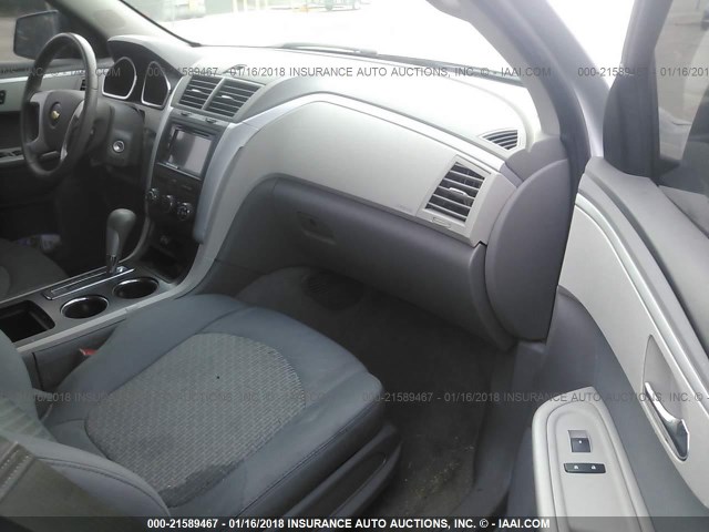 1GNKRFED0CJ424703 - 2012 CHEVROLET TRAVERSE LS SILVER photo 5