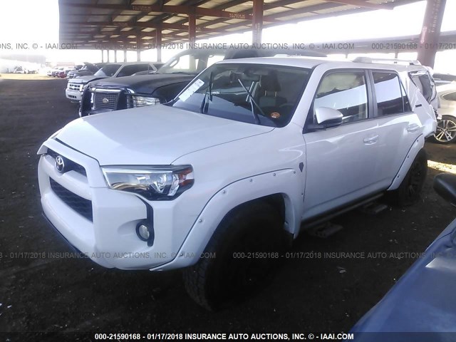 JTEBU5JR0H5418365 - 2017 TOYOTA 4RUNNER SR5 PREM/LTDL/TRAIL/TRD WHITE photo 2
