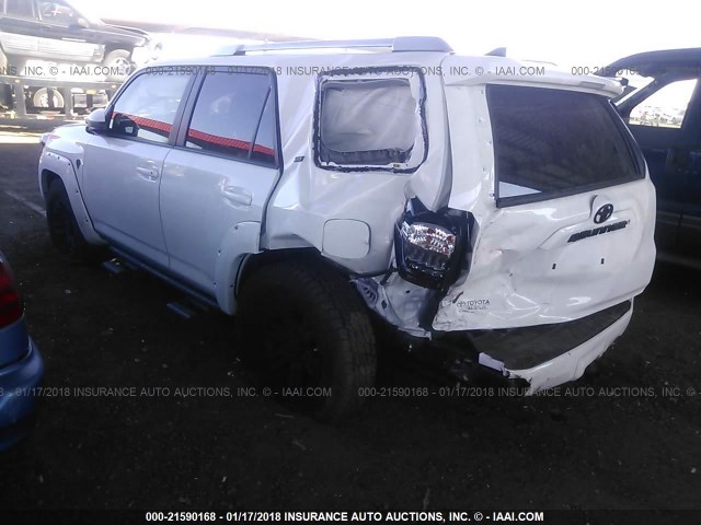 JTEBU5JR0H5418365 - 2017 TOYOTA 4RUNNER SR5 PREM/LTDL/TRAIL/TRD WHITE photo 3