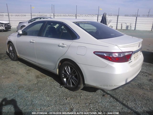 4T1BF1FK0FU067670 - 2015 TOYOTA CAMRY LE/XLE/SE/XSE Weiß Foto 3