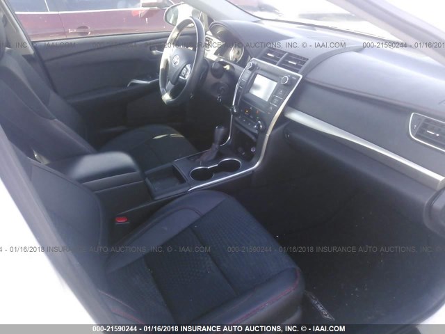 4T1BF1FK0FU067670 - 2015 TOYOTA CAMRY LE/XLE/SE/XSE Weiß Foto 5