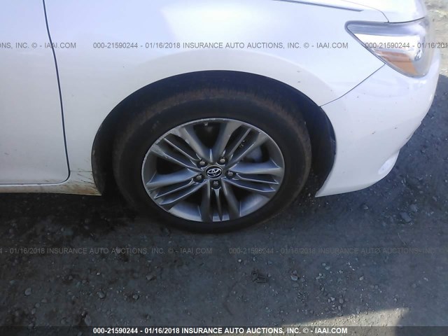 4T1BF1FK0FU067670 - 2015 TOYOTA CAMRY LE/XLE/SE/XSE Weiß Foto 6