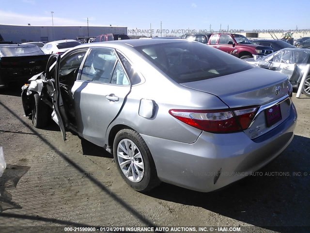 4T4BF1FK2FR509497 - 2015 TOYOTA CAMRY LE/XLE/SE/XSE SILVER photo 3