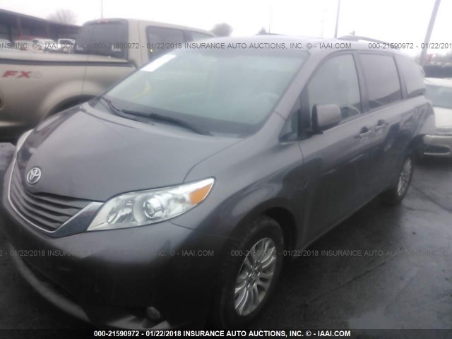 5TDYK3DC1DS317596 - 2013 TOYOTA SIENNA XLE/LIMITED GRAY photo 2