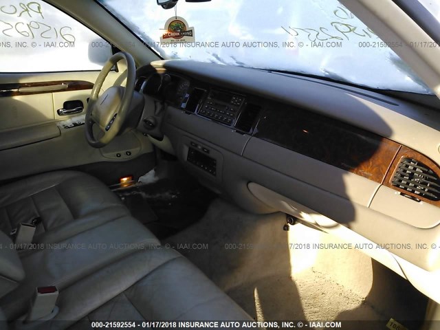 1LNHM81WX2Y626227 - 2002 LINCOLN TOWN CAR EXECUTIVE Белый фото 5