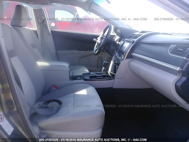 4T1BF1FK6EU415678 - 2014 TOYOTA CAMRY L/SE/LE/XLE 灰色 照片 5