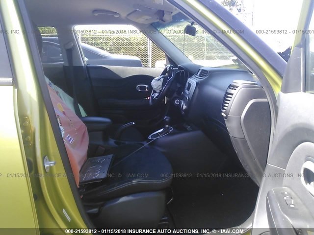 KNDJN2A29E7042585 - 2014 KIA SOUL GREEN photo 5