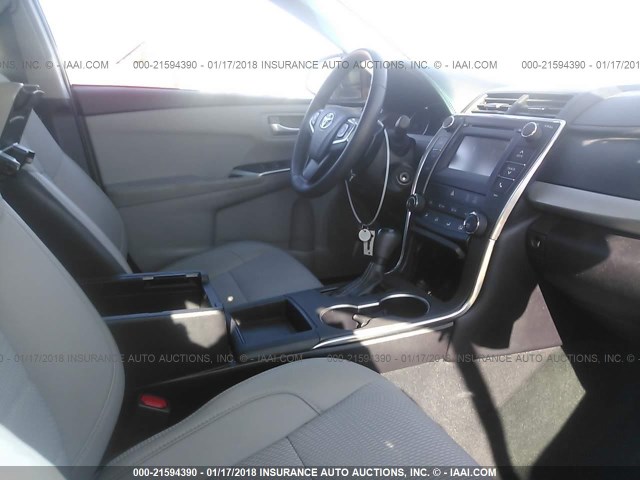 4T1BF1FK4GU157261 - 2016 TOYOTA CAMRY LE/XLE/SE/XSE თეთრი ფოტო 5