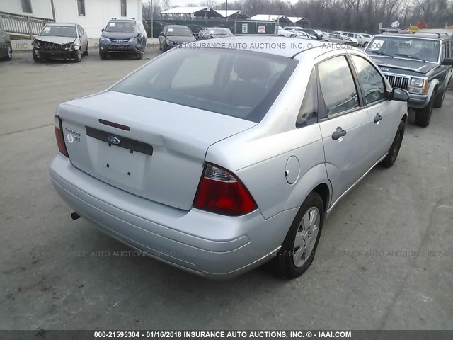 1FAHP34N07W118763 - 2007 FORD FOCUS ZX4/S/SE/SES GRAY photo 4