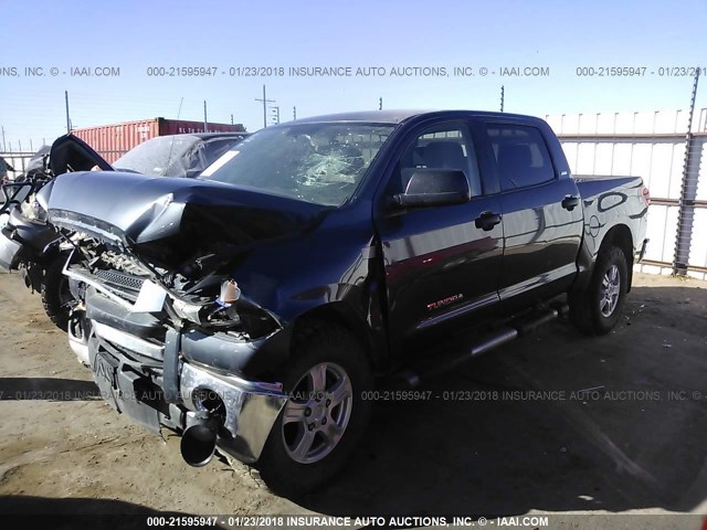 5TFDW54139X088515 - 2009 TOYOTA TUNDRA CREWMAX/CREWMAX SR5 GRAY photo 2