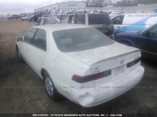 4T1BG22KXWU344057 - 1998 TOYOTA CAMRY CE/LE/XLE WHITE photo 3