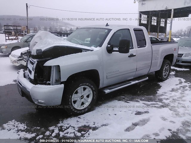 1GCRKSE31BZ307725 - 2011 CHEVROLET SILVERADO K1500 LT SILVER photo 2