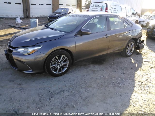 4T1BF1FK5FU036074 - 2015 TOYOTA CAMRY LE/XLE/SE/XSE GRAY photo 2