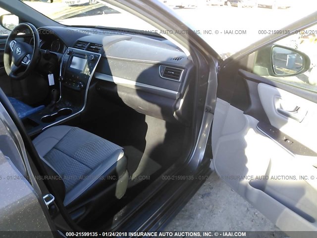 4T1BF1FK5FU036074 - 2015 TOYOTA CAMRY LE/XLE/SE/XSE GRAY photo 5