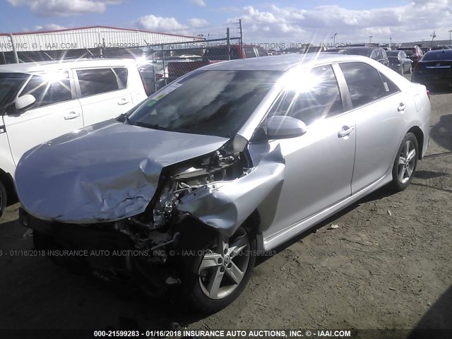 4T1BF1FK0EU772872 - 2014 TOYOTA CAMRY L/SE/LE/XLE 银色 照片 2