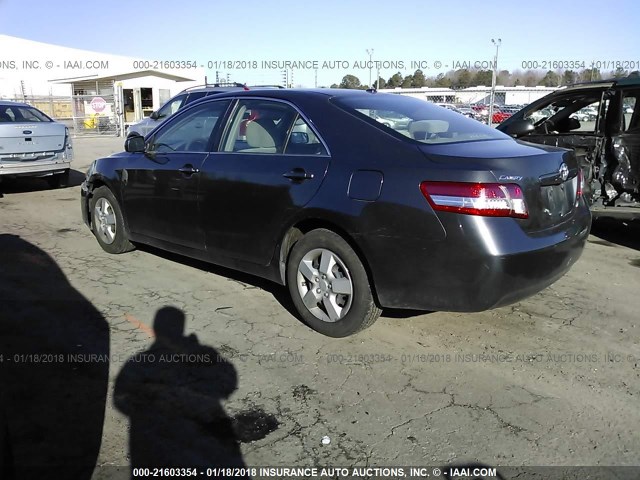 4T1BF3EK4BU592190 - 2011 TOYOTA CAMRY SE/LE/XLE GRAY photo 3