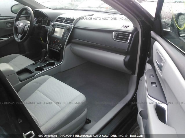 4T1BF1FK5HU340539 - 2017 TOYOTA CAMRY LE/XLE/SE/XSE Schwarz Foto 5