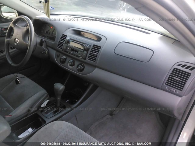 4T1BE32K14U892389 - 2004 TOYOTA CAMRY LE/XLE/SE ვერცხლისფერი ფოტო 5