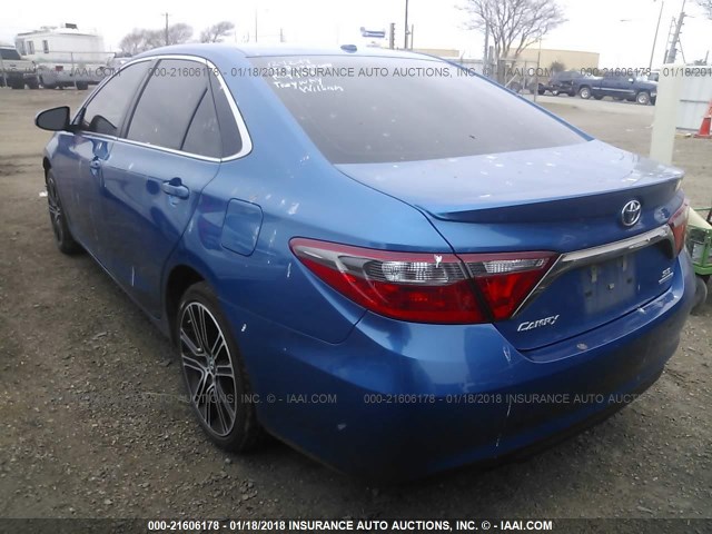 4T1BF1FK7GU561316 - 2016 TOYOTA CAMRY LE/XLE/SE/XSE BLUE photo 3
