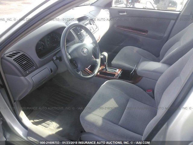 JTDBE30K620117291 - 2002 TOYOTA CAMRY LE/XLE/SE 银色 照片 5
