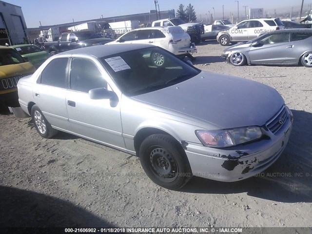 4T1BG22K1YU695426 - 2000 TOYOTA CAMRY CE/LE/XLE 银色 照片 1
