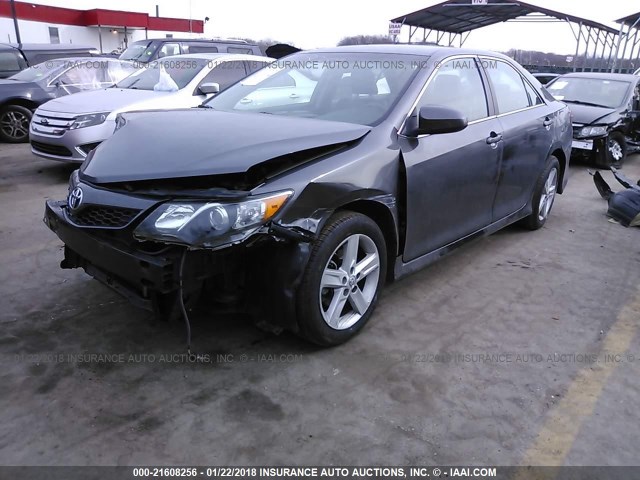 4T1BF1FK1DU229769 - 2013 TOYOTA CAMRY L/SE/LE/XLE GRAY photo 2