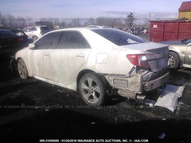 4T1BK1FK5CU514727 - 2012 TOYOTA CAMRY SE/XLE WHITE photo 3