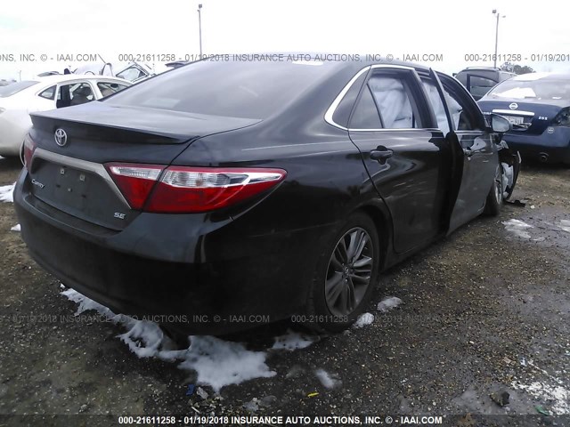 4T1BF1FK4HU343755 - 2017 TOYOTA CAMRY LE/XLE/SE/XSE BLACK photo 4