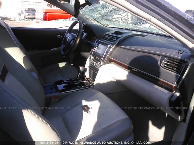 4T4BF1FK2ER359082 - 2014 TOYOTA CAMRY L/SE/LE/XLE 灰色 照片 5